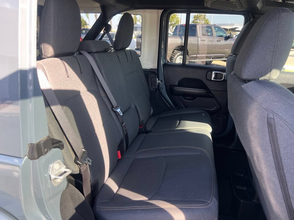 Used 2025 Jeep Wrangler Unlimited Sahara AWD/4WD image 32