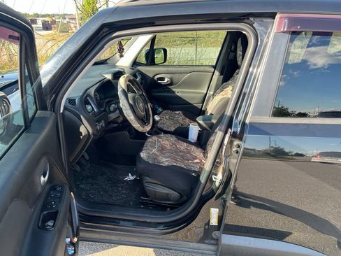 Used 2018 Jeep Renegade Altitude FWD image 6