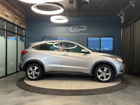 Used 2018 Honda HR-V LX image 2