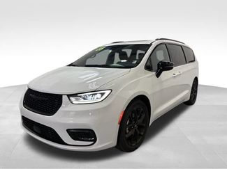 Certified 2025 Chrysler Pacifica Limited video 3