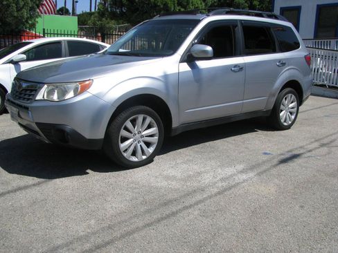 Used 2012 Subaru Forester 2.5X Limited AWD/4WD image 2