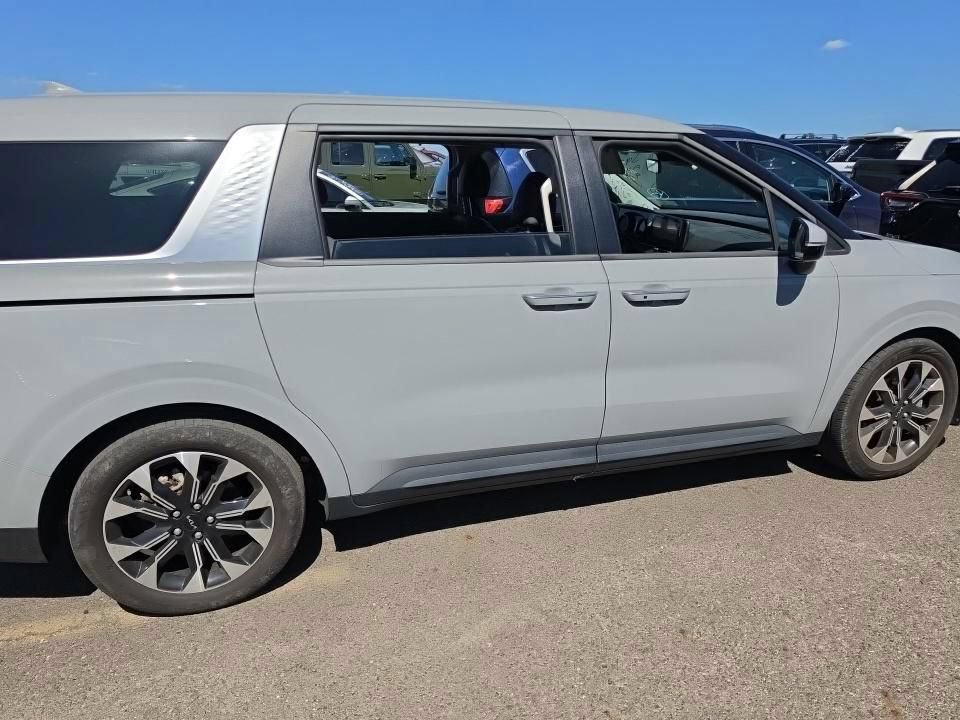 Used 2024 Kia Carnival EX FWD image 2