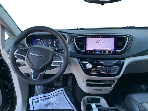 Used 2024 Chrysler Pacifica Touring-L image 19