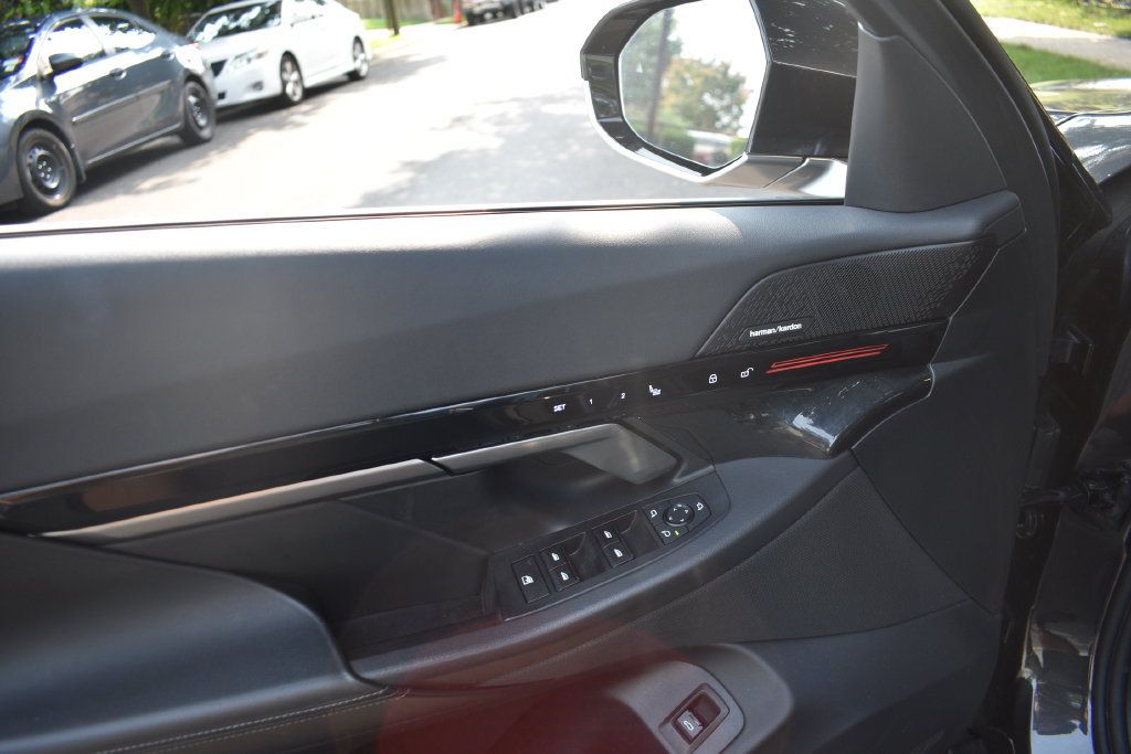 Used 2025 BMW 530i RWD image 11