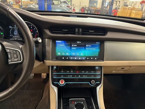 Used 2020 Jaguar XF Premium AWD/4WD image 17