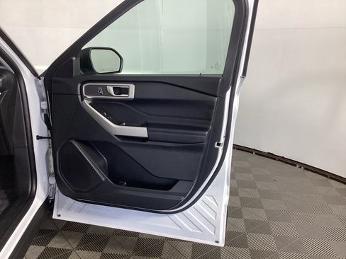Used 2023 Ford Explorer XLT AWD/4WD image 8