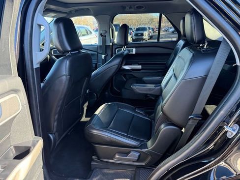 Used 2022 Ford Explorer XLT w/ Equipment Group 202A image 4