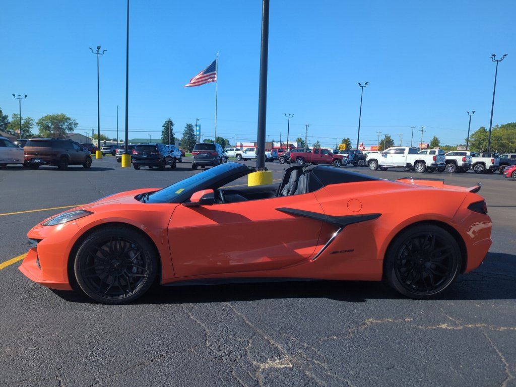 Used 2025 Chevrolet Corvette Z06 RWD image 4