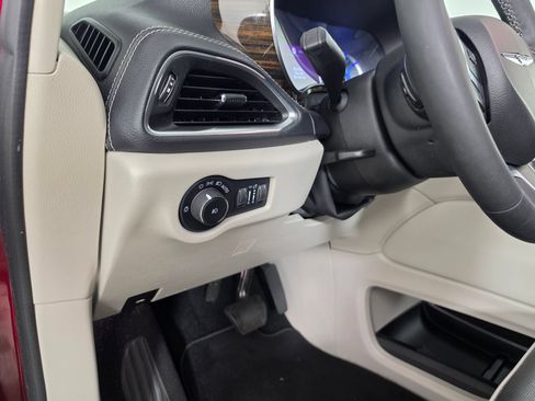 Used 2022 Chrysler Pacifica Limited w/ Uconnect Theater Family Group FWD image 21