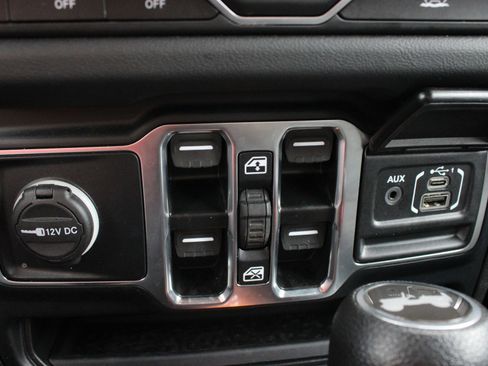 Used 2024 Jeep Wrangler Sahara image 34