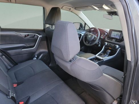 Used 2021 Toyota RAV4 LE image 16