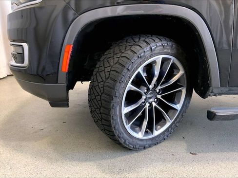 Used 2022 Jeep Wagoneer Series III w/ Premium Group I AWD/4WD image 20
