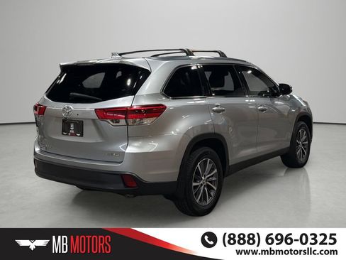 Used 2019 Toyota Highlander XLE AWD/4WD image 4
