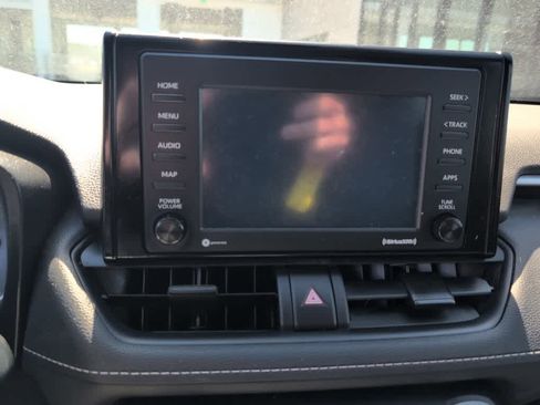 Used 2021 Toyota RAV4 LE image 13