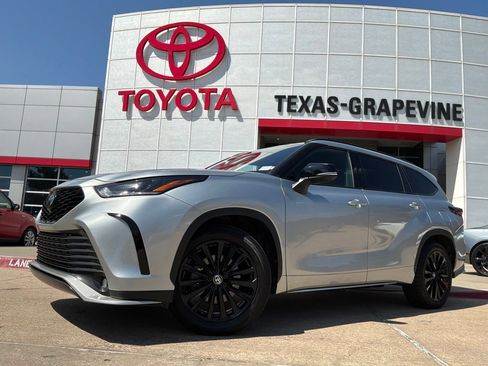 Used 2025 Toyota Highlander XSE AWD/4WD image 2