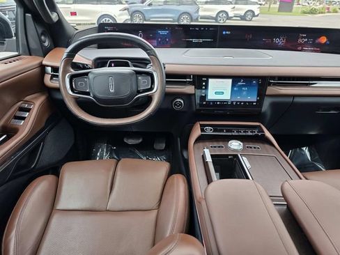 Used 2025 Lincoln Navigator Reserve AWD/4WD image 7