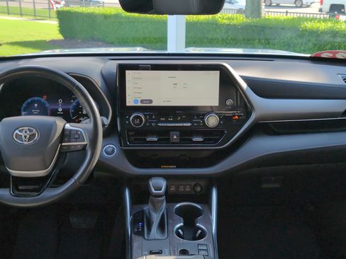 Used 2023 Toyota Highlander Limited FWD image 30