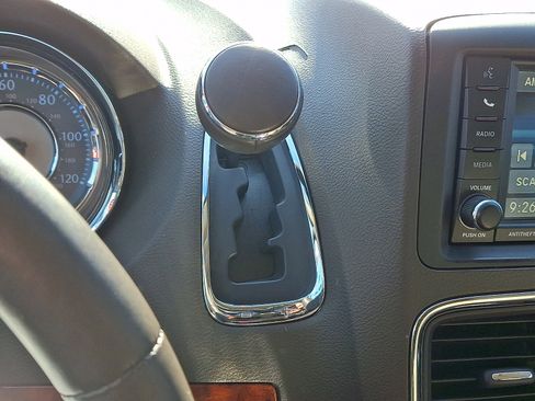 Used 2016 Chrysler Town & Country Touring w/ Driver Convenience Group image 14