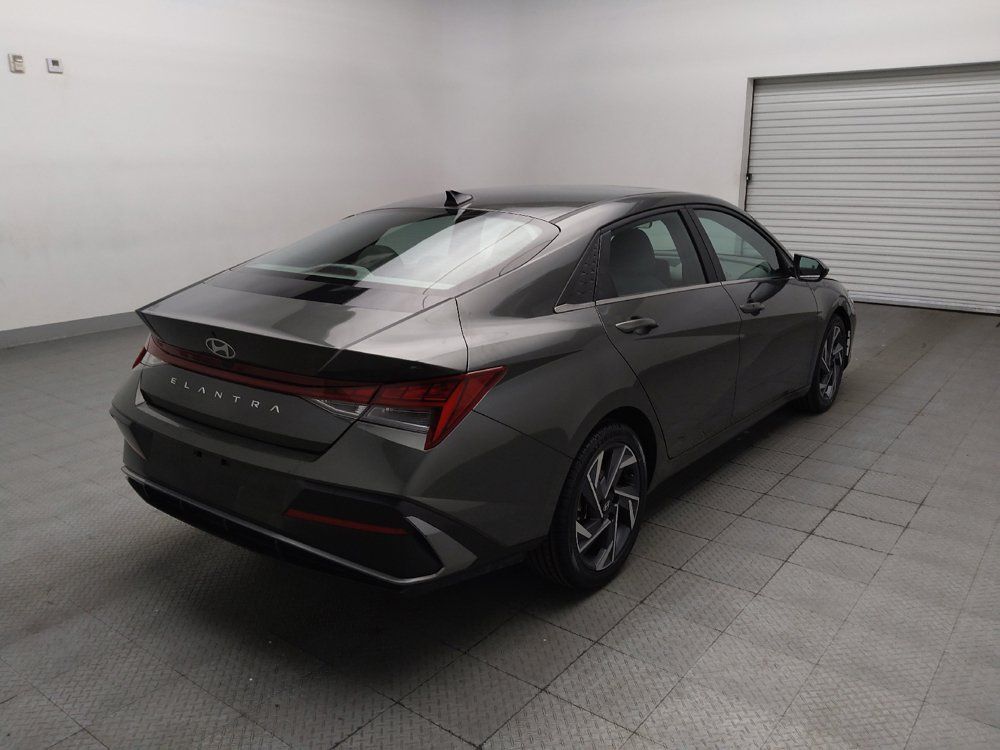 Used 2024 Hyundai Elantra SEL w/ Convenience Package FWD image 10
