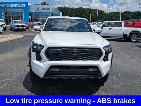Used 2025 Toyota Tacoma TRD Off-Road AWD/4WD image 2