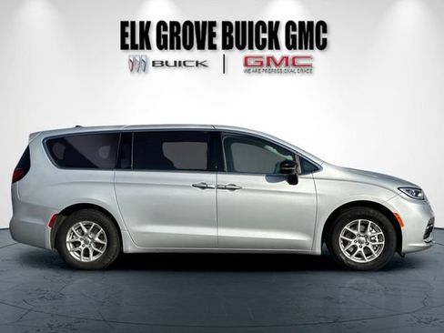 Used 2024 Chrysler Pacifica Touring-L image 3