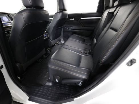 Used 2019 Toyota Highlander XLE w/ Carpet Mat Package (TMS) AWD/4WD image 18