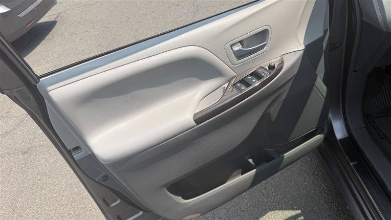 Used 2018 Toyota Sienna XLE w/ XLE Navigation Package FWD image 7