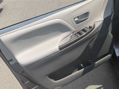 Used 2018 Toyota Sienna XLE w/ XLE Navigation Package FWD image 7