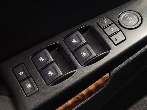 Used 2017 Chevrolet Suburban Premier AWD/4WD image 27