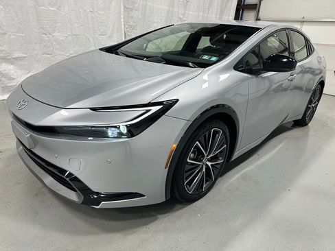 Used 2025 Toyota Prius XLE image 3