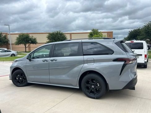 Used 2026 Toyota Sienna XLE Woodland Edition AWD/4WD image 8
