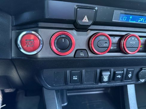 Used 2022 Toyota Tacoma TRD Off-Road image 31