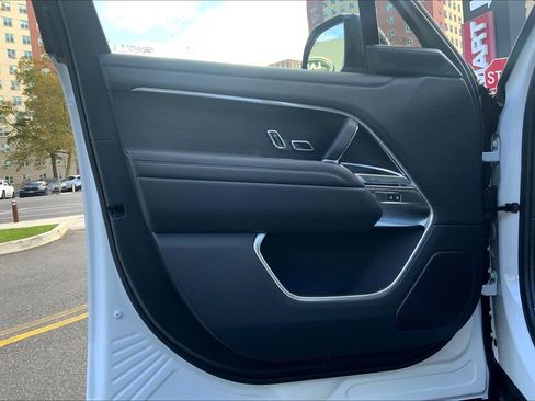 New 2025 Land Rover Range Rover SE image 10