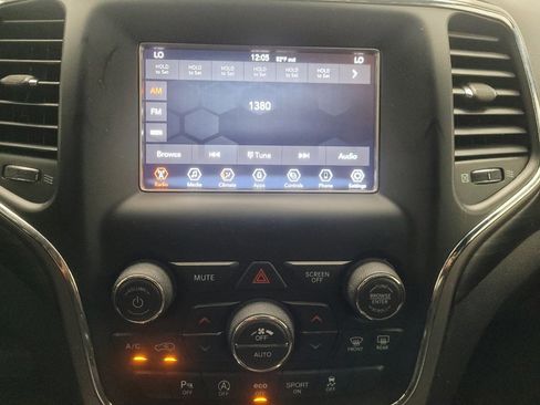 Used 2021 Jeep Grand Cherokee Laredo image 25