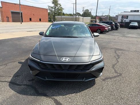 Certified 2025 Hyundai Elantra SE FWD image 2