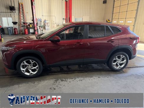 Used 2024 Chevrolet Trax LS w/ LS Convenience Package image 4
