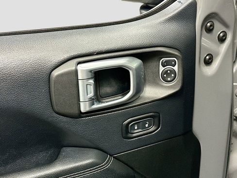 Used 2018 Jeep Wrangler Unlimited Sahara w/ Dual Top Group AWD/4WD image 18