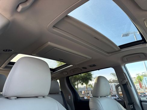 Used 2015 Toyota Sienna Limited Premium FWD image 14