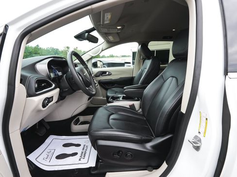 Used 2024 Chrysler Pacifica Limited FWD image 31