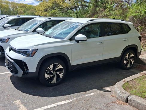 New 2026 Volkswagen Taos SE AWD/4WD image 1