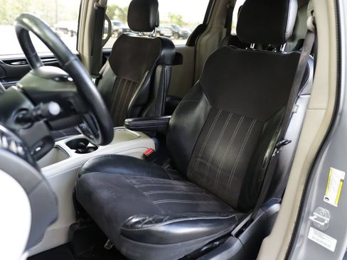 Used 2014 Chrysler Town & Country Touring-L FWD image 35