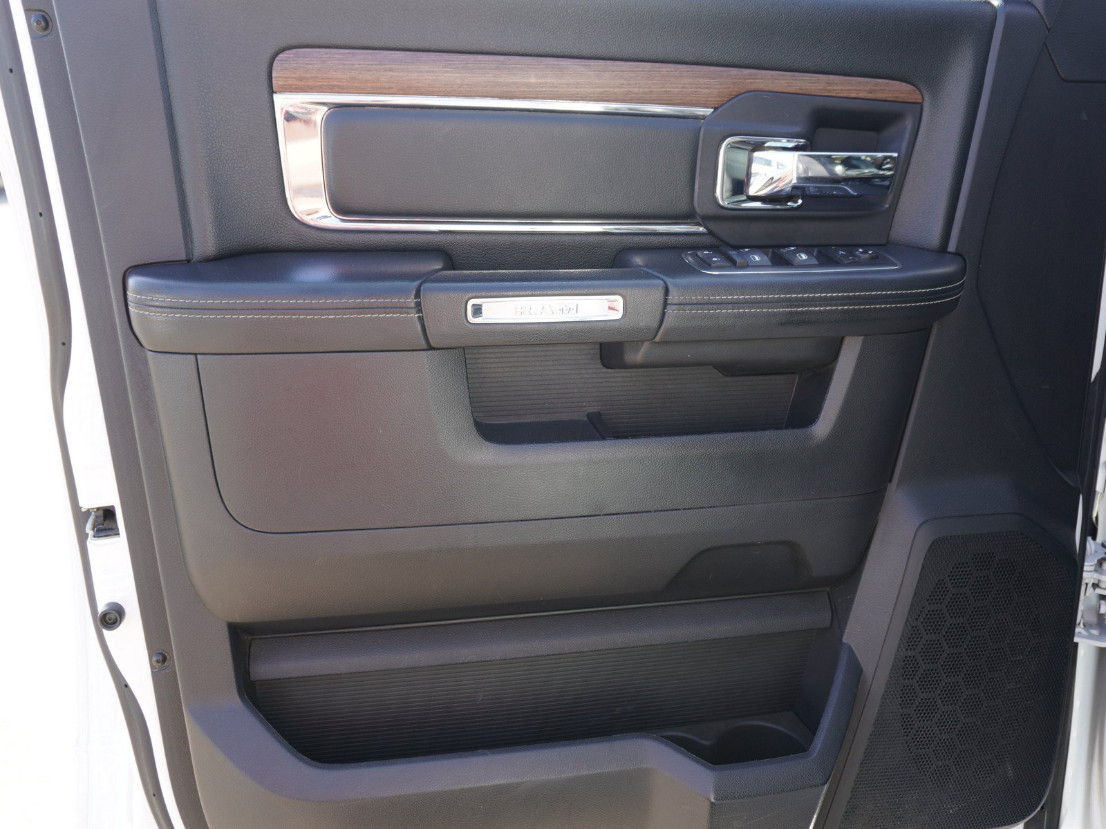Used 2016 RAM 3500 Laramie AWD/4WD image 19