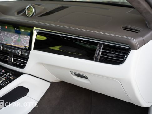 Used 2021 Porsche Macan Turbo AWD/4WD image 31