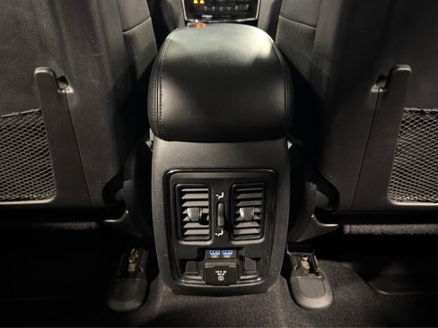 Used 2019 Jeep Grand Cherokee Limited AWD/4WD image 16