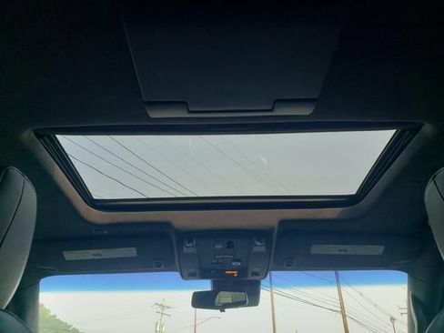 Used 2018 Cadillac Escalade Platinum AWD/4WD image 16