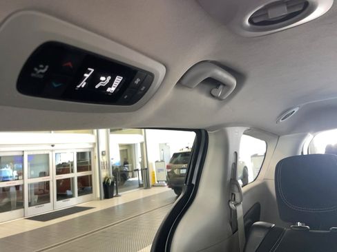Used 2023 Chrysler Voyager LX FWD image 16