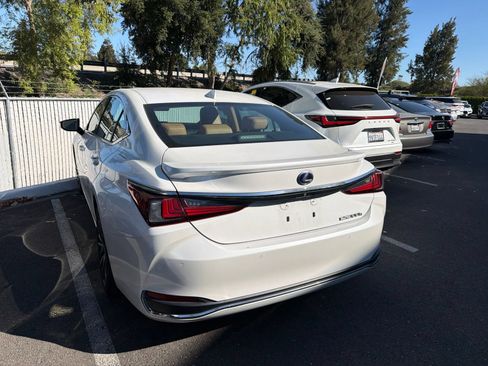 Used 2022 Lexus ES 300h w/ Premium Package FWD image 4