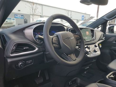 New 2026 Chrysler Pacifica Select image 18