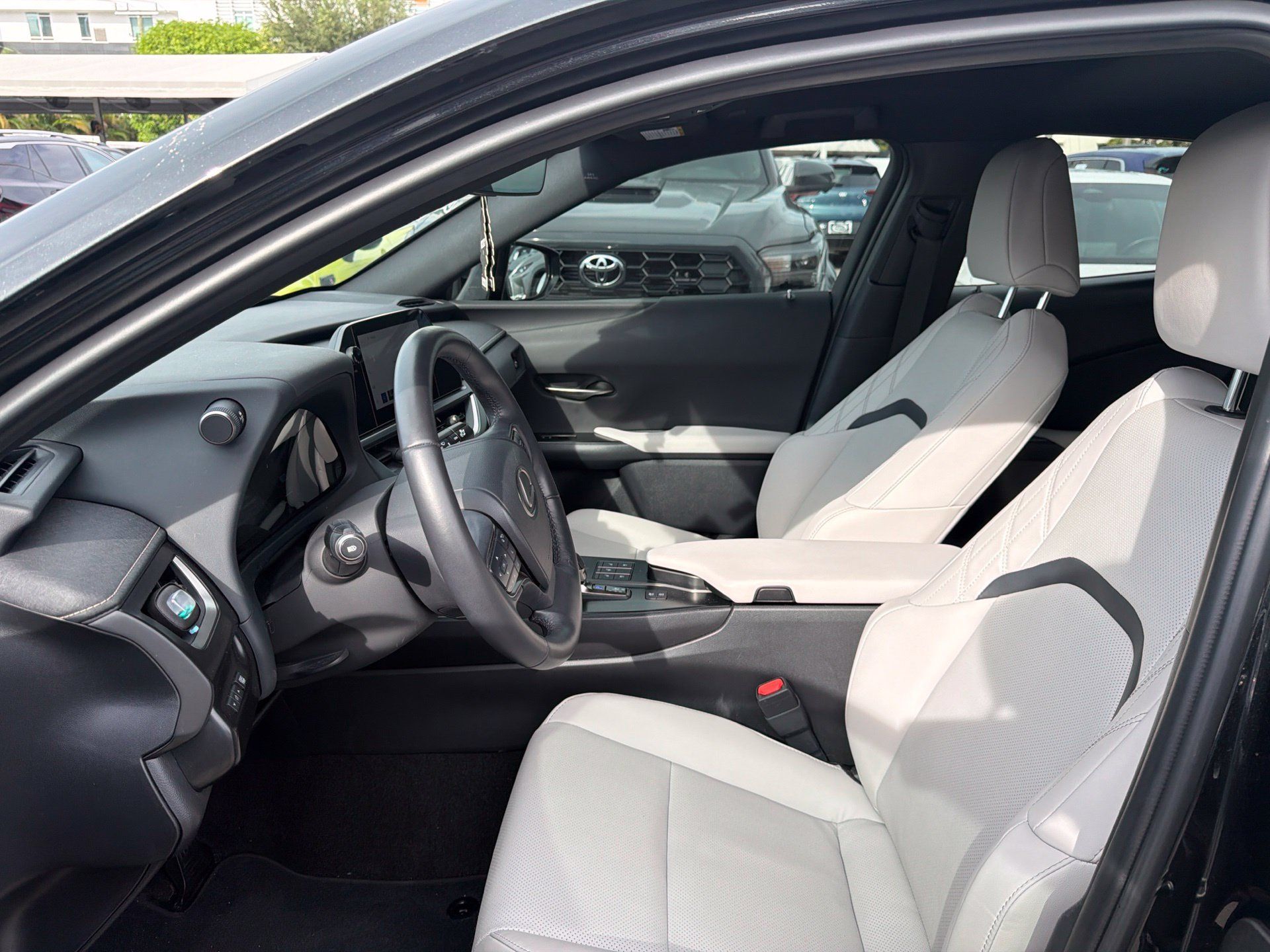 Used 2025 Lexus UX 300h FWD w/ Accessory Package (Z1) image 17