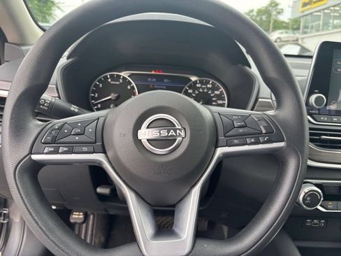 Used 2025 Nissan Altima 2.5 SV FWD image 23
